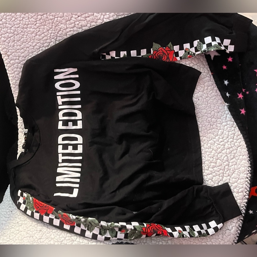 Cute small size limited edition top with red roses and checkered pattern!